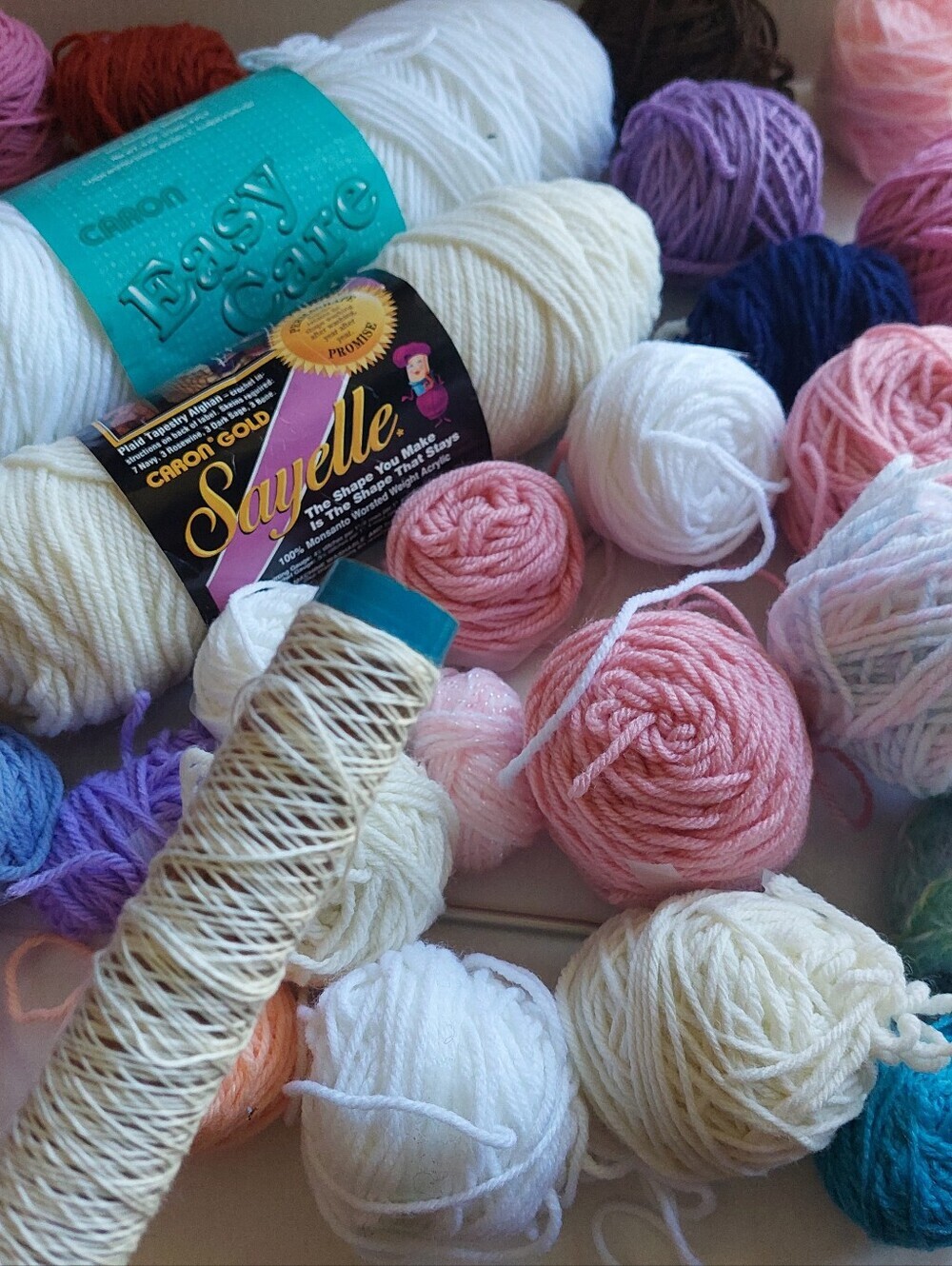 Lot Of Vintage Yarn CARON SAYELLE White Pink Etc Plus Tools  (Bag D)